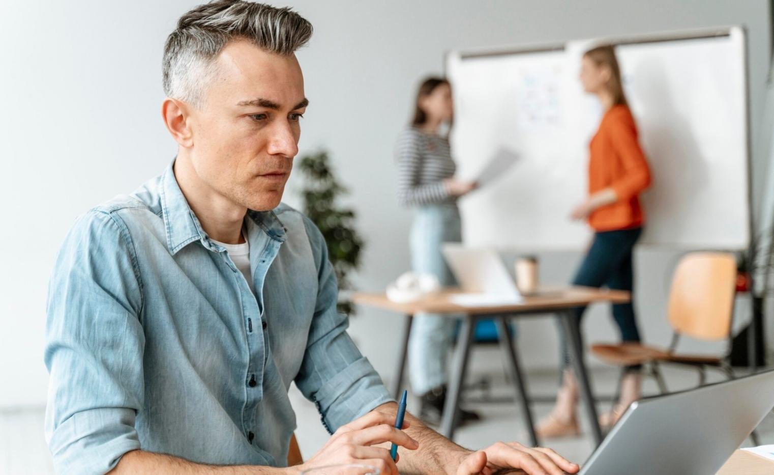 Ambiente di lavoro collaborativo durante sessione formativa